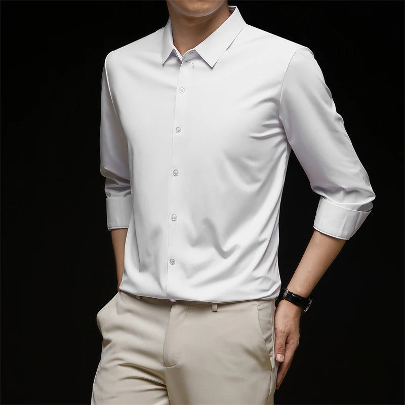 Tidsbesparende rynkefri dresskjorte for menn. Strykefri, elegant langermet skjorte som holder seg glatt hele dagen.