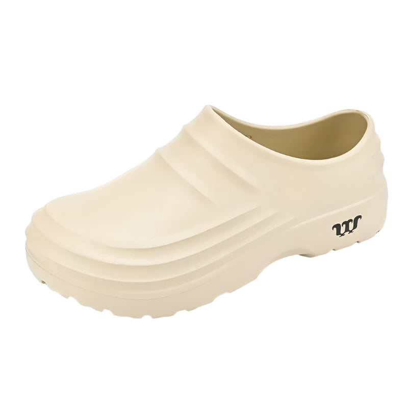Komfortable slip-on kokkesko for menn, ideelle for lange arbeidsdager i travle kjøkkenmiljøer.