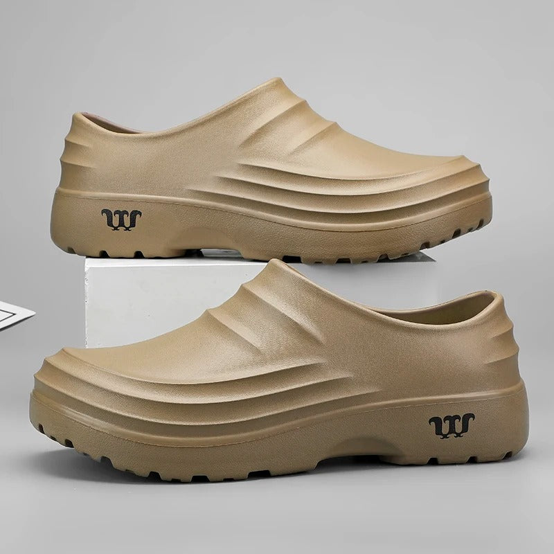 Par menns sklisikre slip-on arbeidssko, klare for profesjonell bruk; optimal sikkerhet og komfort.