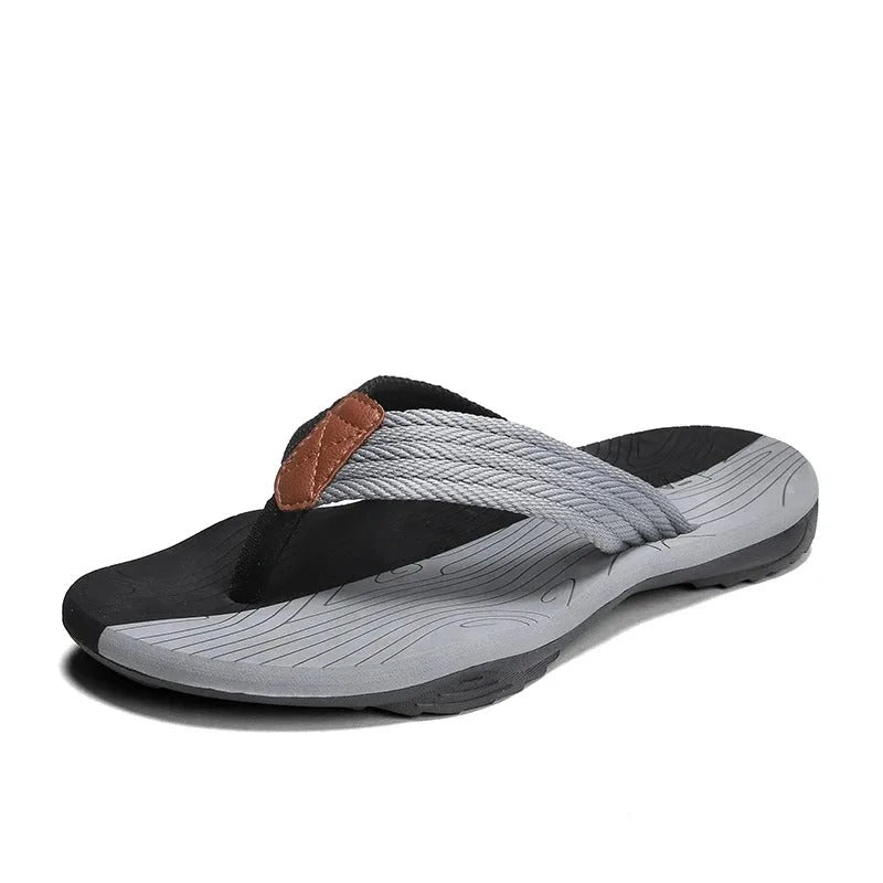 Lette herre sandaler, sklisikre og komfortable for sommer, strand og basseng.