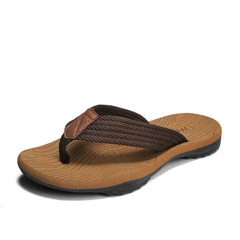Komfortable og sklisikre menns sommerflipflops, perfekt for avslappet bruk.