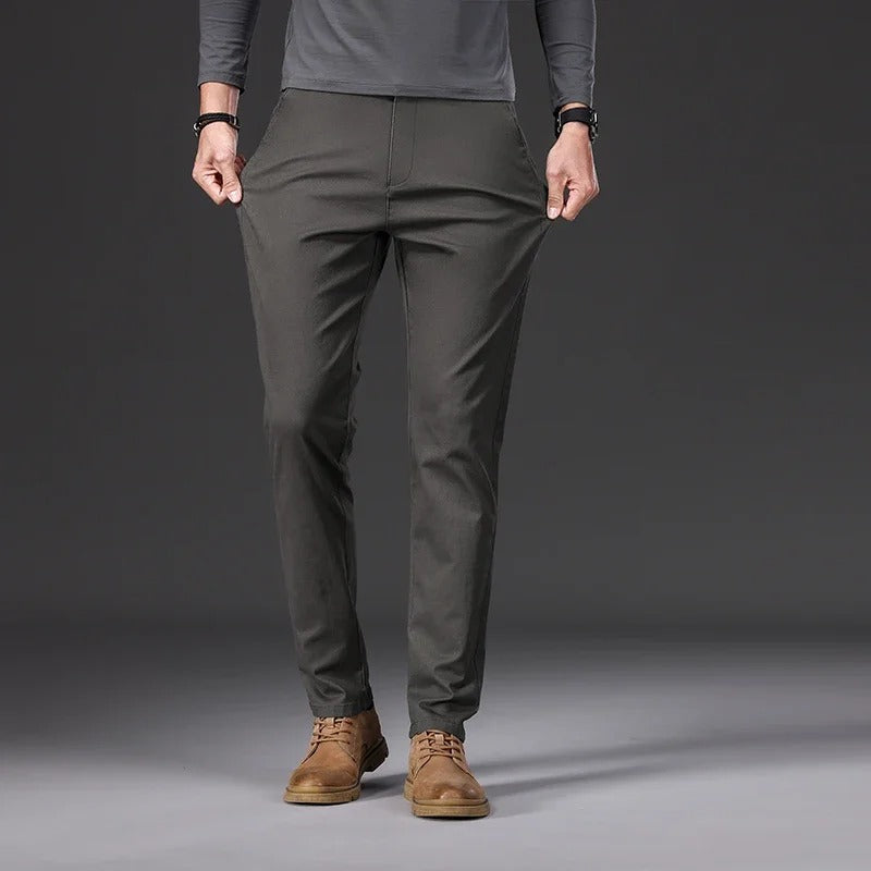 Mørke slim fit bukser for menn, komfortable for lange dager på kontoret eller avslappet fritid.