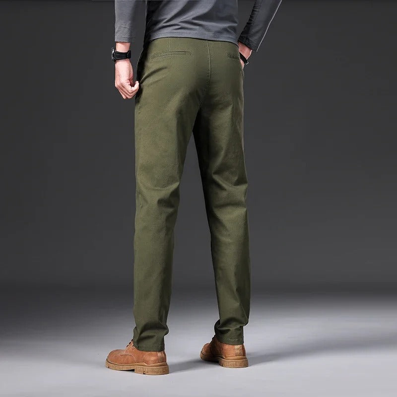 Herremodell i aktive positurer som viser bevegelsesfrihet i slim fit business casual bukser.