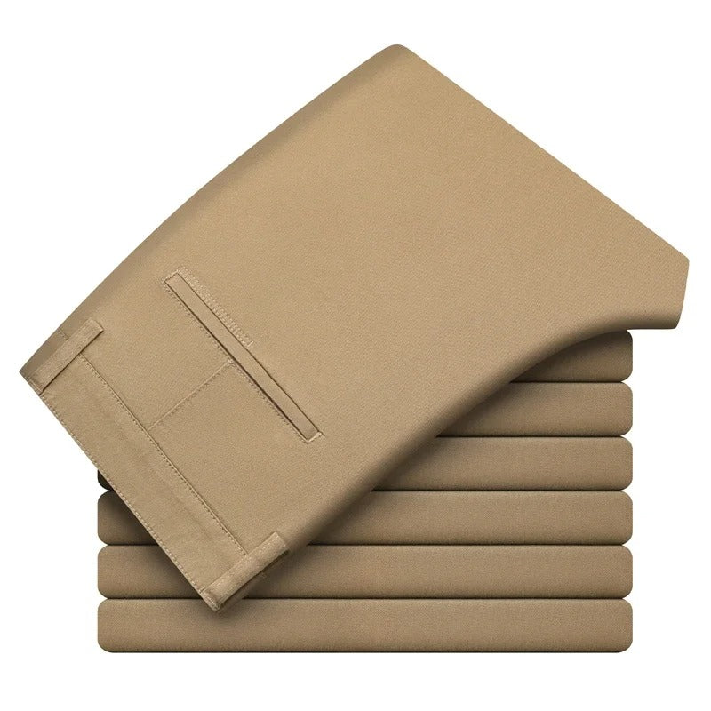 Nærbilde av stoffet på stilige slim fit bukser for menn, egnet for både kontor og fritid.