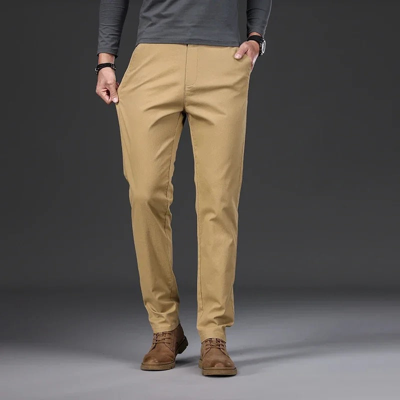 Frontbilde av moderne slim fit bukser for menn, ideelle for en sofistikert business casual stil.