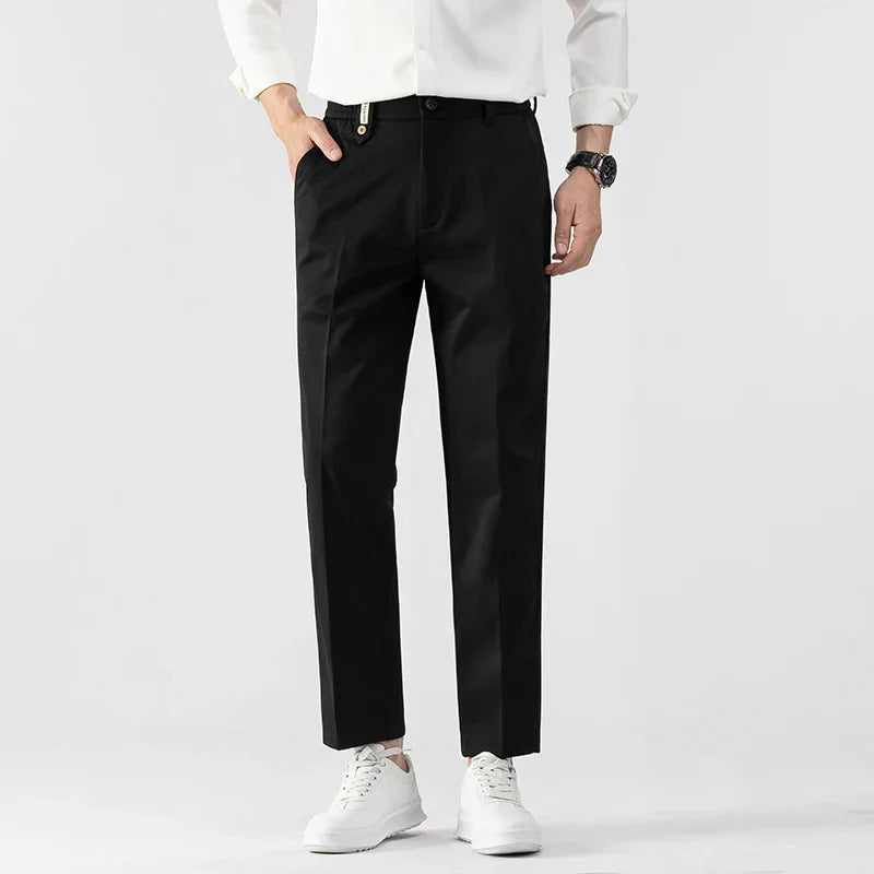 Allsidige slim fit dressbukser for menn, ideelle som kontorbukser og fritidsbukser.