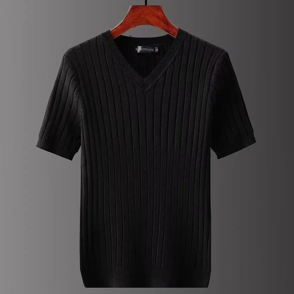 Elegant menns V-hals t-skjorte i slim fit, ideell for en moteriktig og ren hverdagsstil. Kortermet.