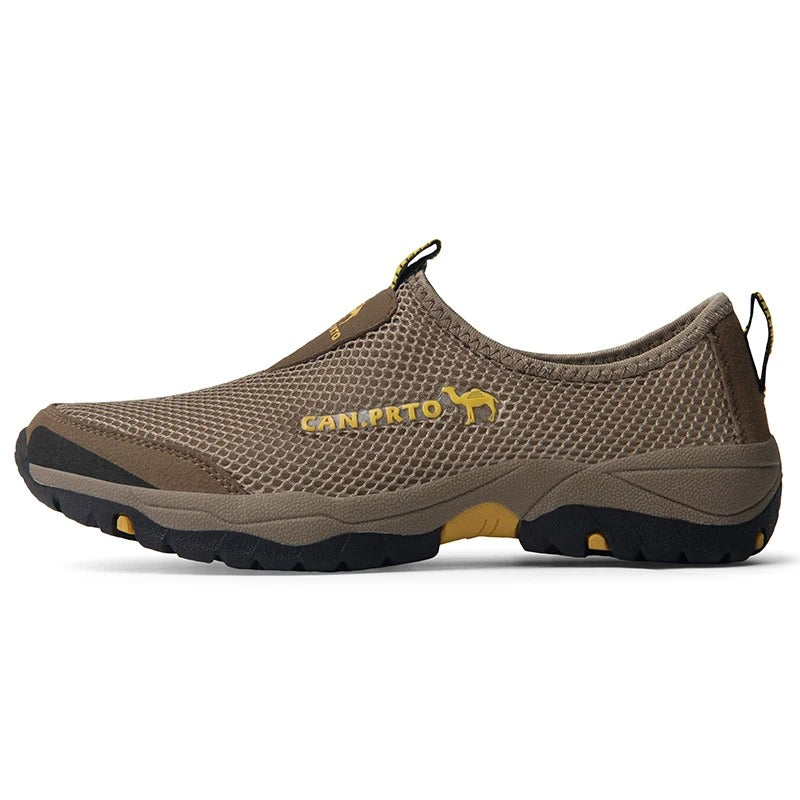 Menns sorte mesh slip-on joggesko for lett og pustende hverdagskomfort.