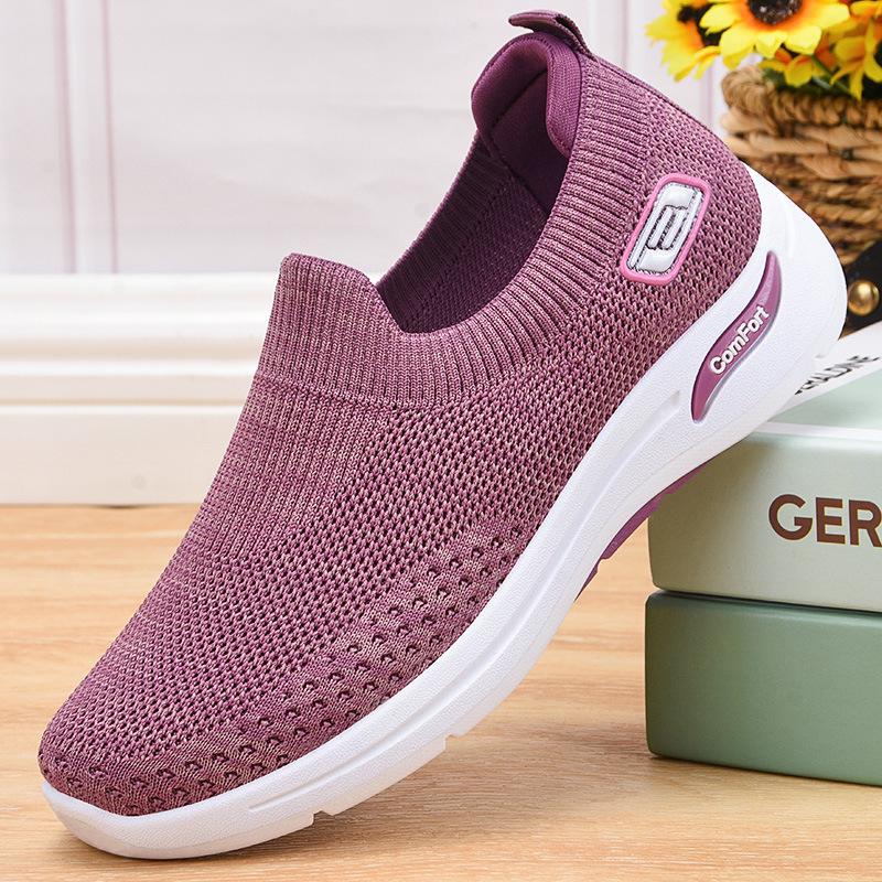 Mann bruker komfortable slip-on joggesko for hverdagsbruk. Lette og pustende casual sko for menn.