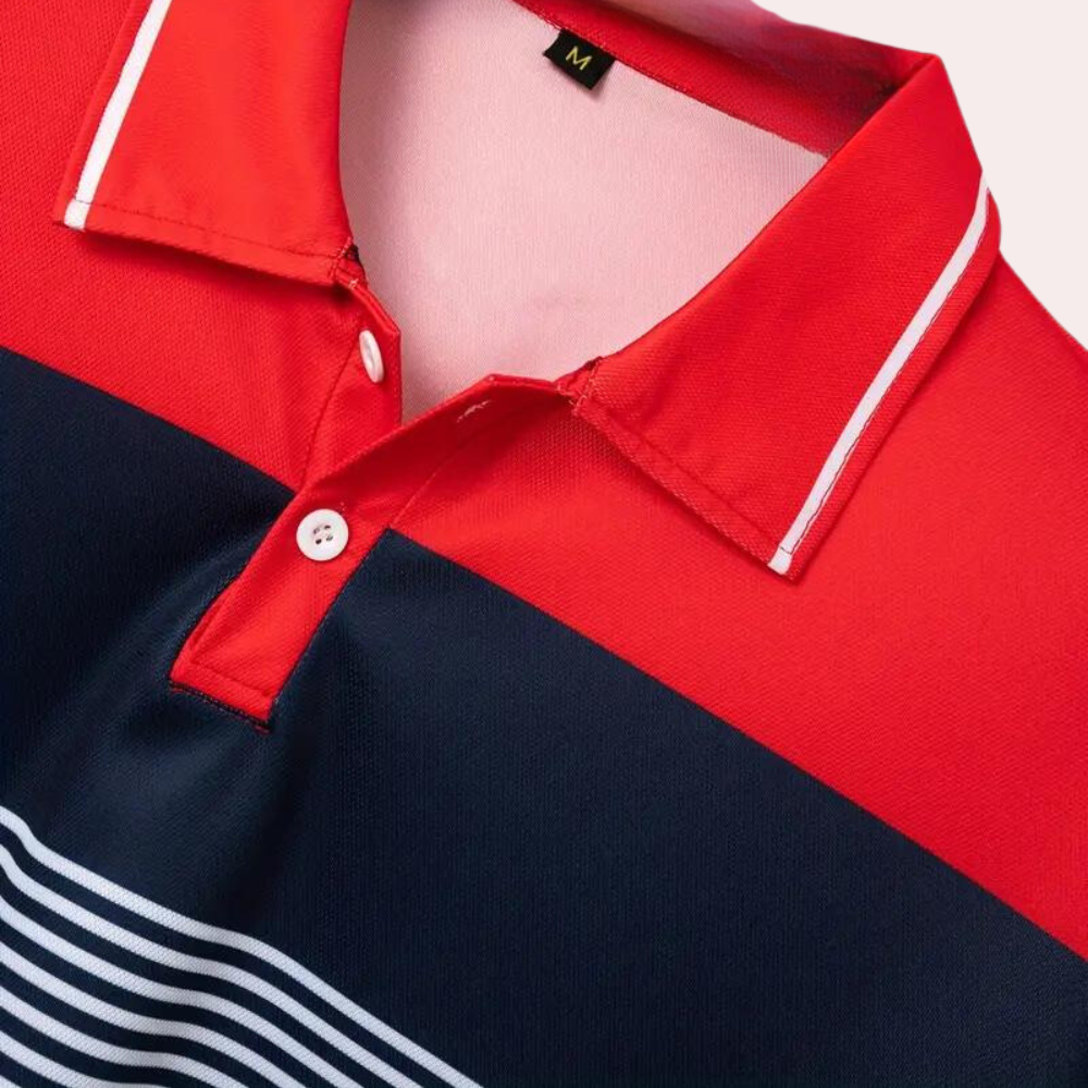 Grønn menns poloshirt. Klassisk og allsidig herreklær. Elegant skjorte for en komfortabel stil.