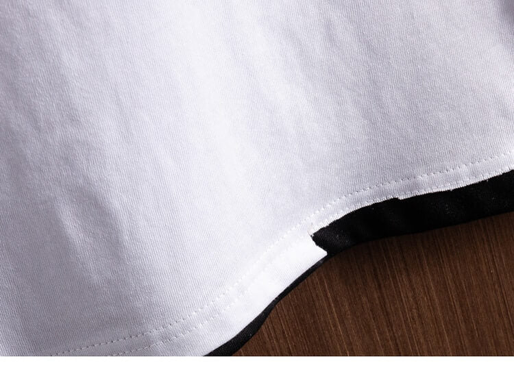 Mann kledd i oversized t-skjorte, viser en kul og uformell streetwear-inspirert antrekk.