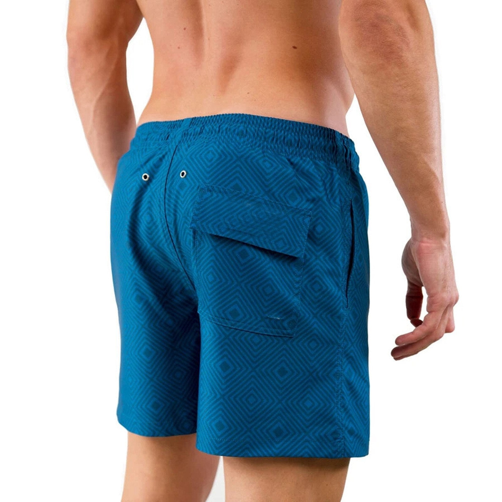 Nærbilde av menns treningsshorts; viser innebygd kompresjonsforing, perfekt for aktiv sommerbruk.
