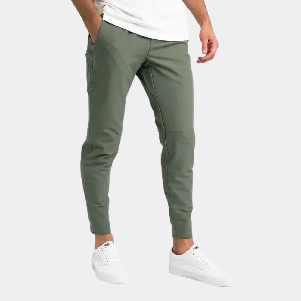 Nærbilde av vannavvisende og vindbestandig stoff på en menns stretchbukse, designet for varig komfort.