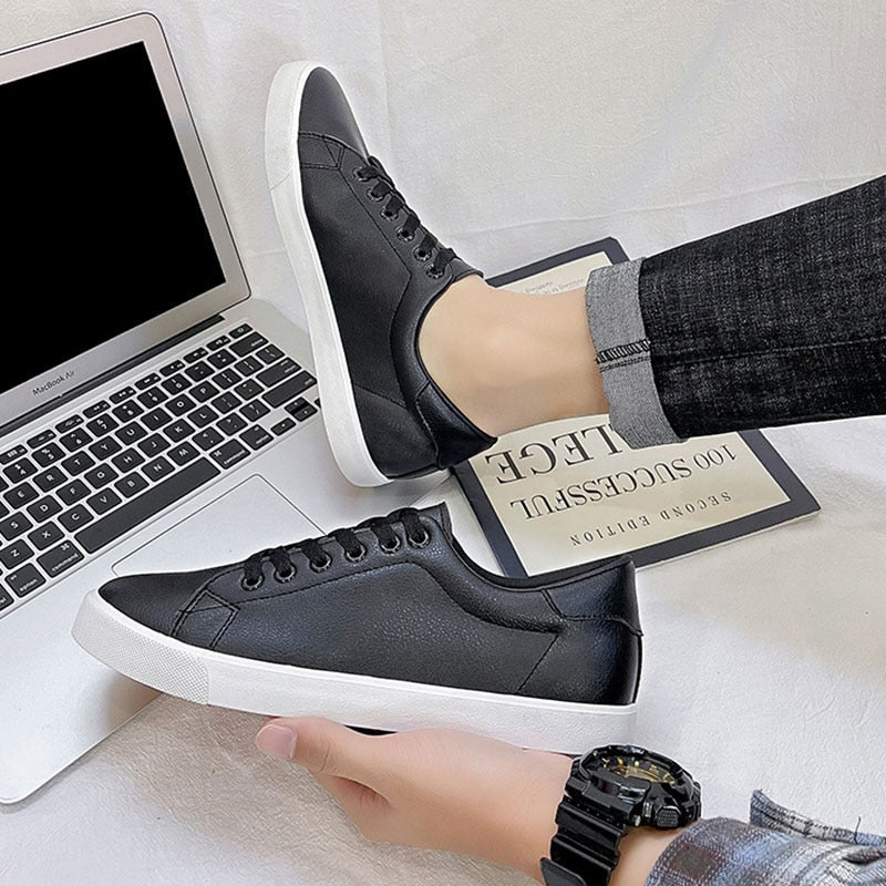 Slip-on loafers for menn, urban stil møter komfort i disse sklisikre fritidsskoene.