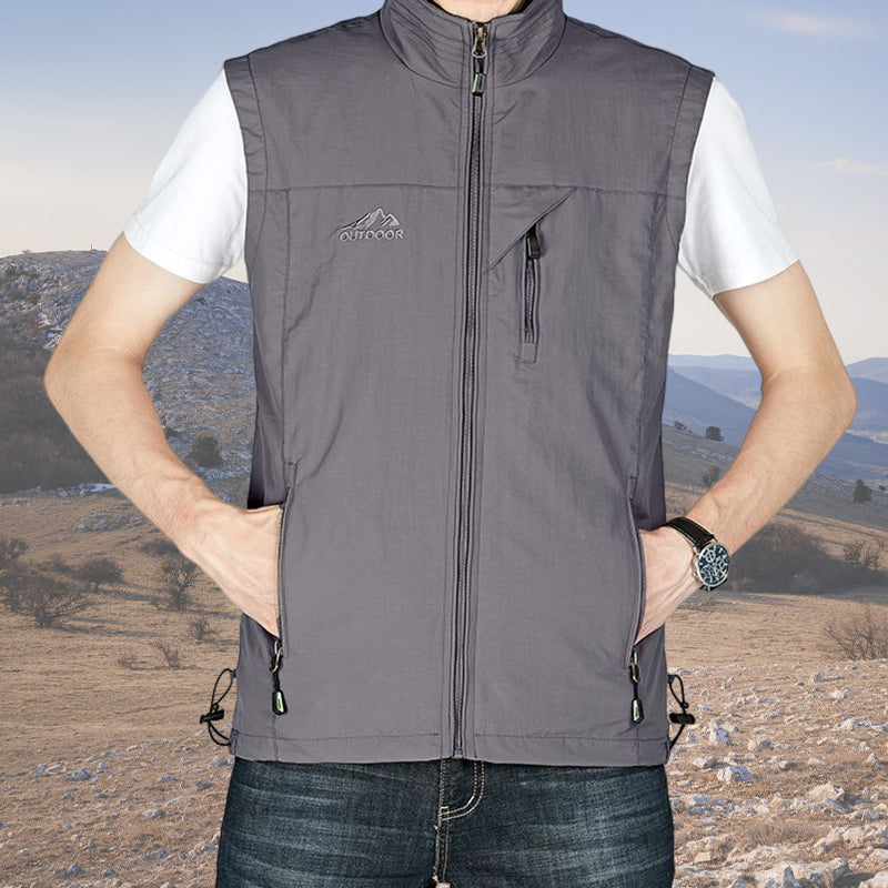 Ermeløs softshell vest for menn, perfekt for turer. Vindtett, vanntett og pustende polyester for komfort.