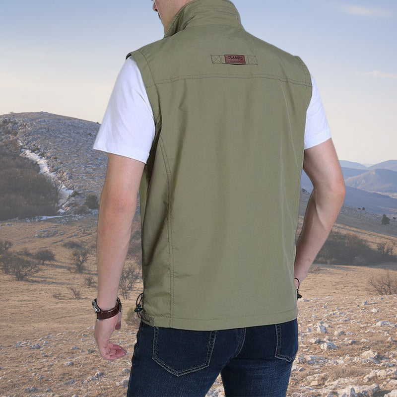 Pustende ermeløs softshell vest for menn; vanntett og vindtett, perfekt som et ekstra lag for aktivitet.
