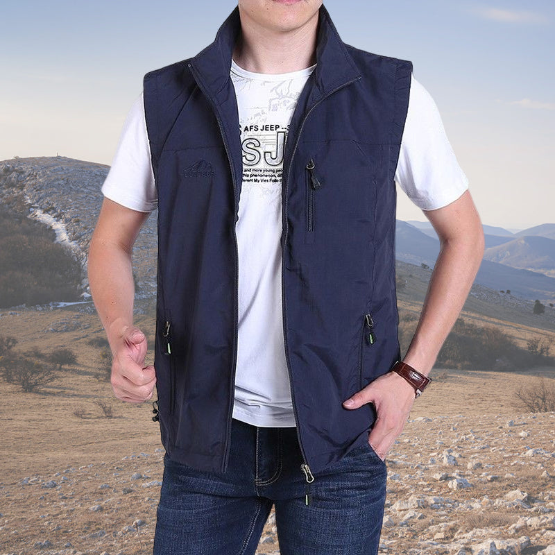 Modell viser funksjonell menns softshell vest; ermeløs for bevegelse, vanntett og vindtett for alle eventyr.