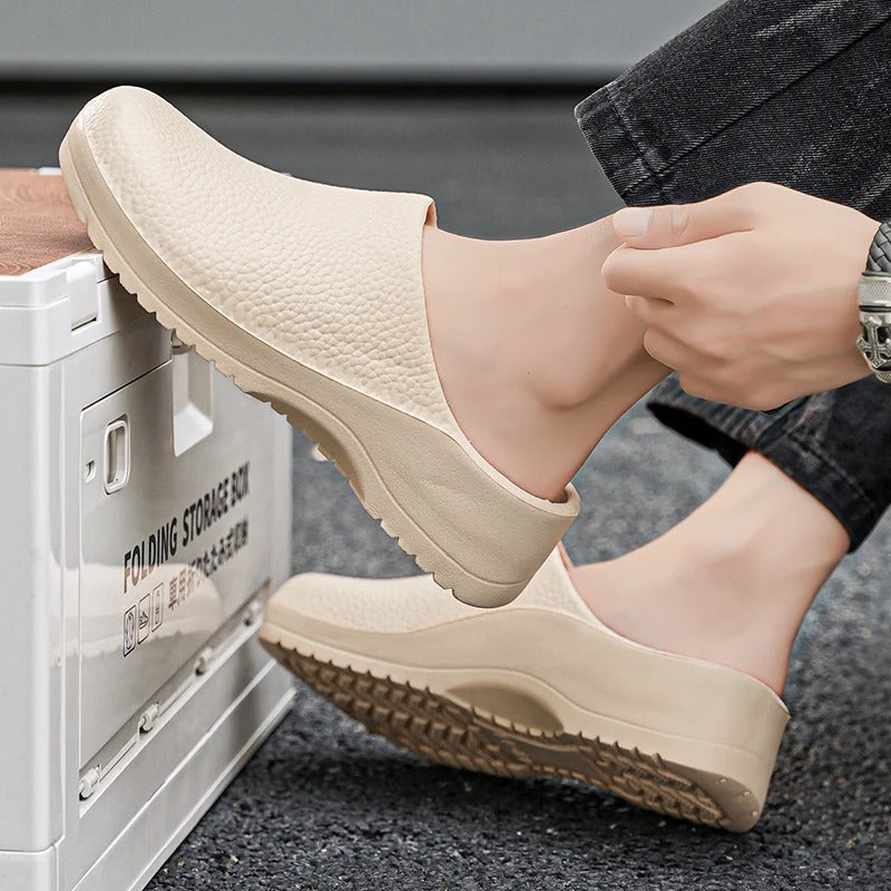 Pustende vanntette hagesko for menn, enkle slip-on sko for utendørs bruk.