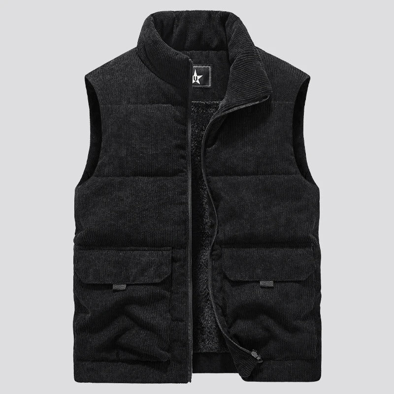 Menns varm og allsidig vest i tidløs stil. Perfekt ytterplagg for høst og vinter, både til hverdag og fritid.