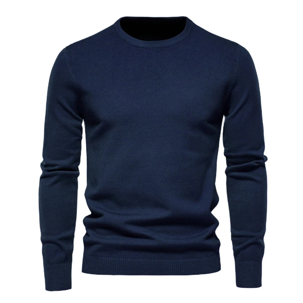 Dypblå menns slim fit genser med o-hals, varm og behagelig for kaldere dager.