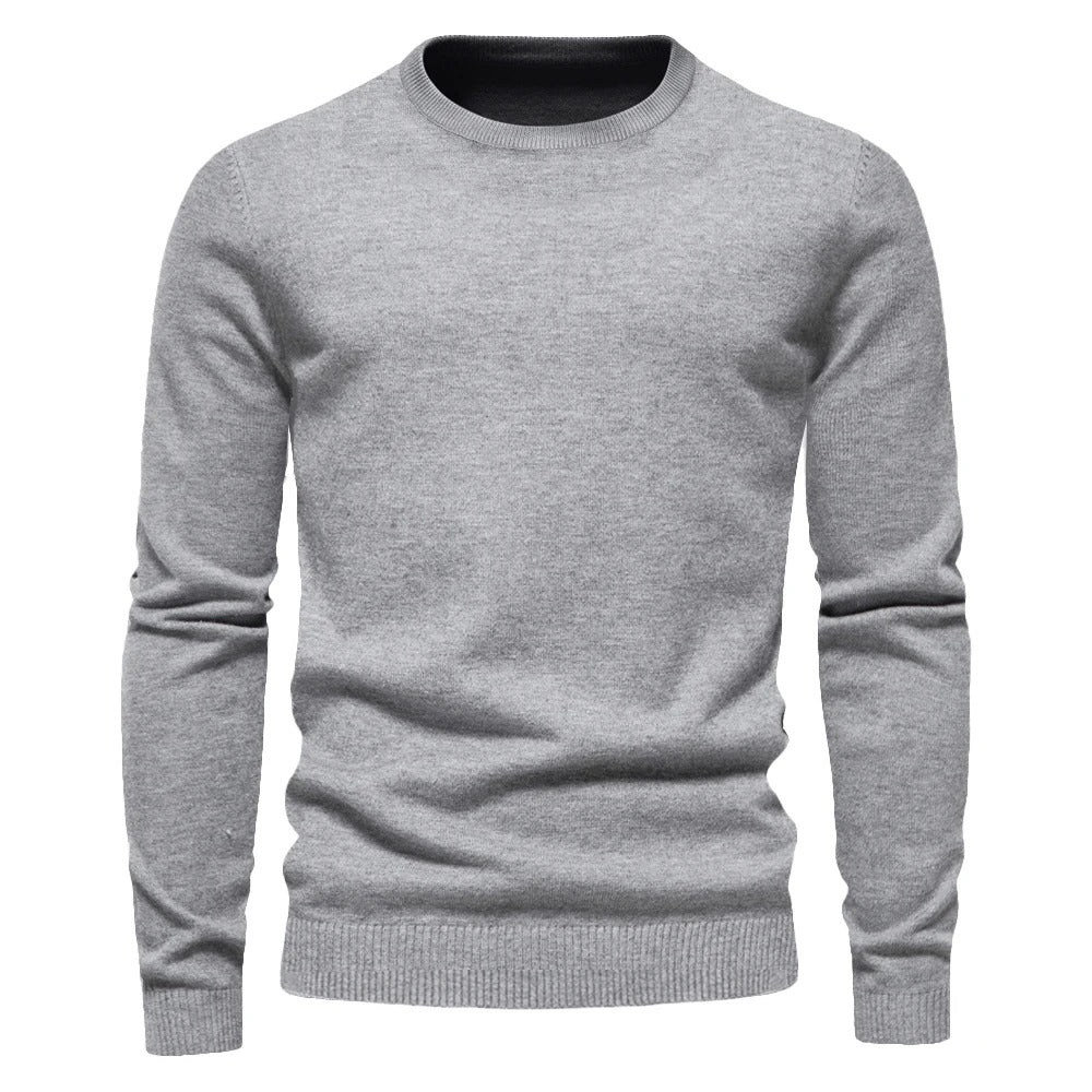 Mann iført stilig, slim fit o-hals genser, langermet, fremhever passformen.