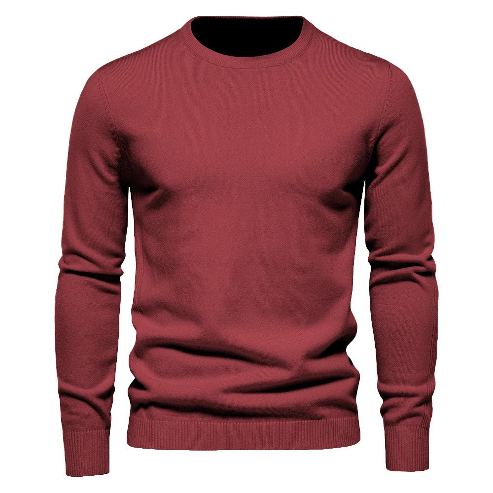 Mann viser elegant o-hals genser, slim fit, ideell for høst og vinter.