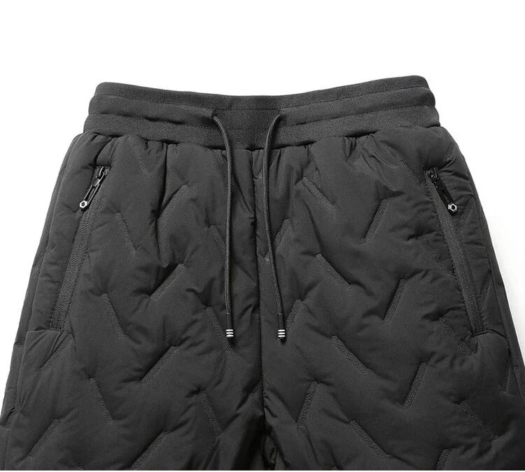 Mann går tur i komfortable, varme og vannavstøtende vinter joggebukser, perfekt for turer.