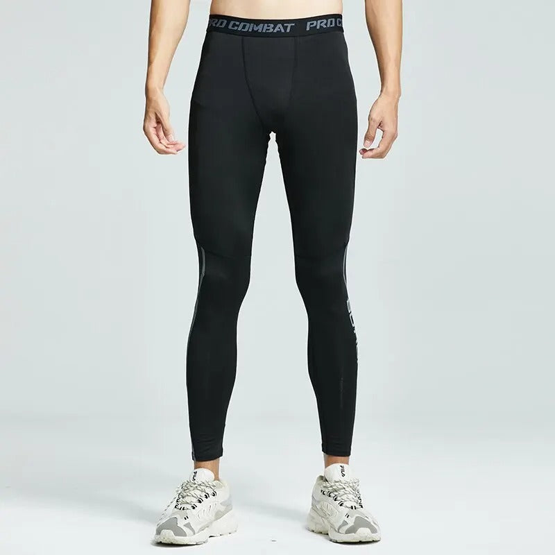 Mann i sort treningsleggings, klar for løping eller yoga. Ideell for vintertrening med god ytelse og komfort.