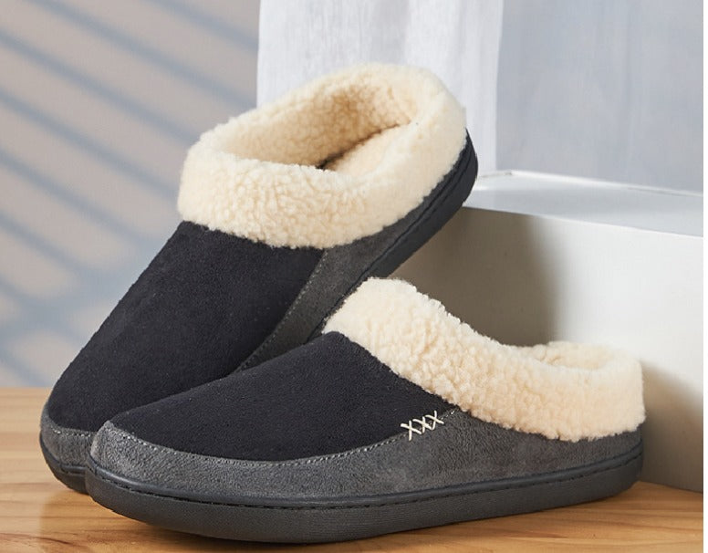Detaljbilde av varme herretøfler med mykt fôr. Perfekte, komfortable innesko for menn i vinter.