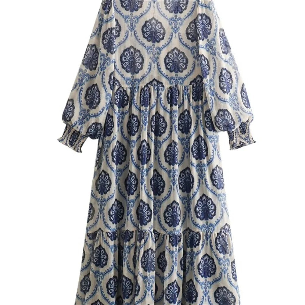 Elegant langermet damekjole med metallisk print. Perfekt for fest eller hverdagseleganse.