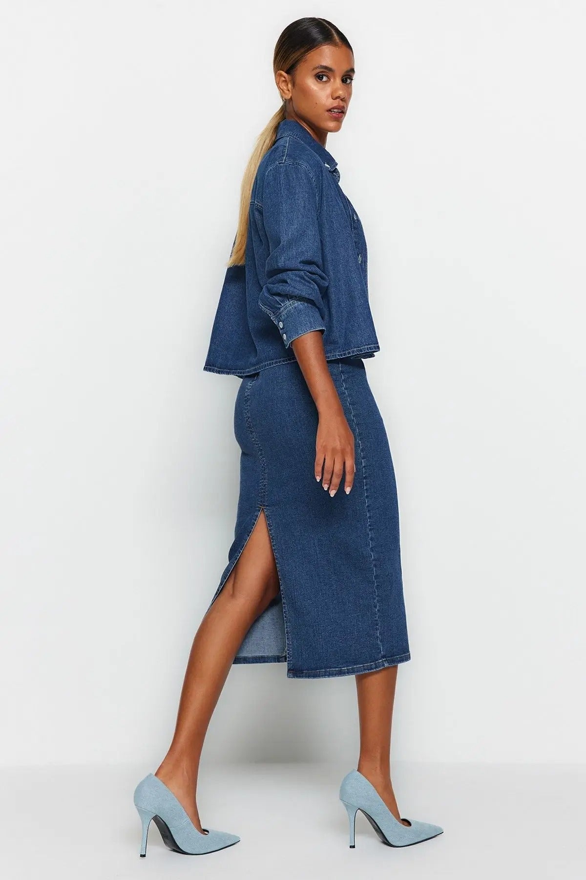Trendy blått midi pencil denimskjørt. Ideelt for streetwear og moderne damemote, behagelig passform.
