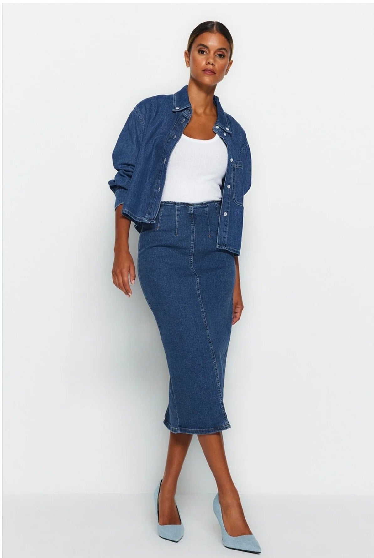 Figurnært midi denimskjørt i pencil-stil. Et allsidig og elegant valg for hverdagsklær til kvinner.
