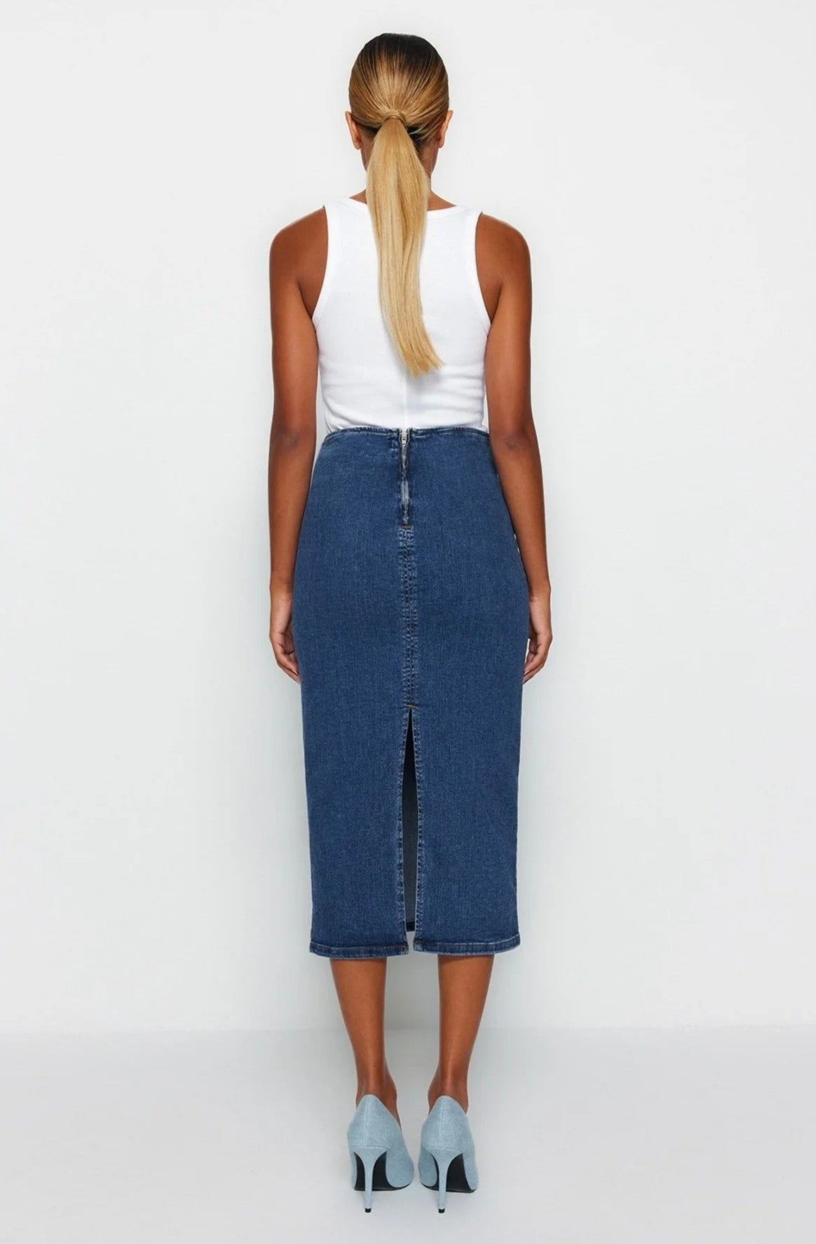 Komfortabelt midi denimskjørt. Perfekt for en trendy og avslappet stil, et must-have for damemote.