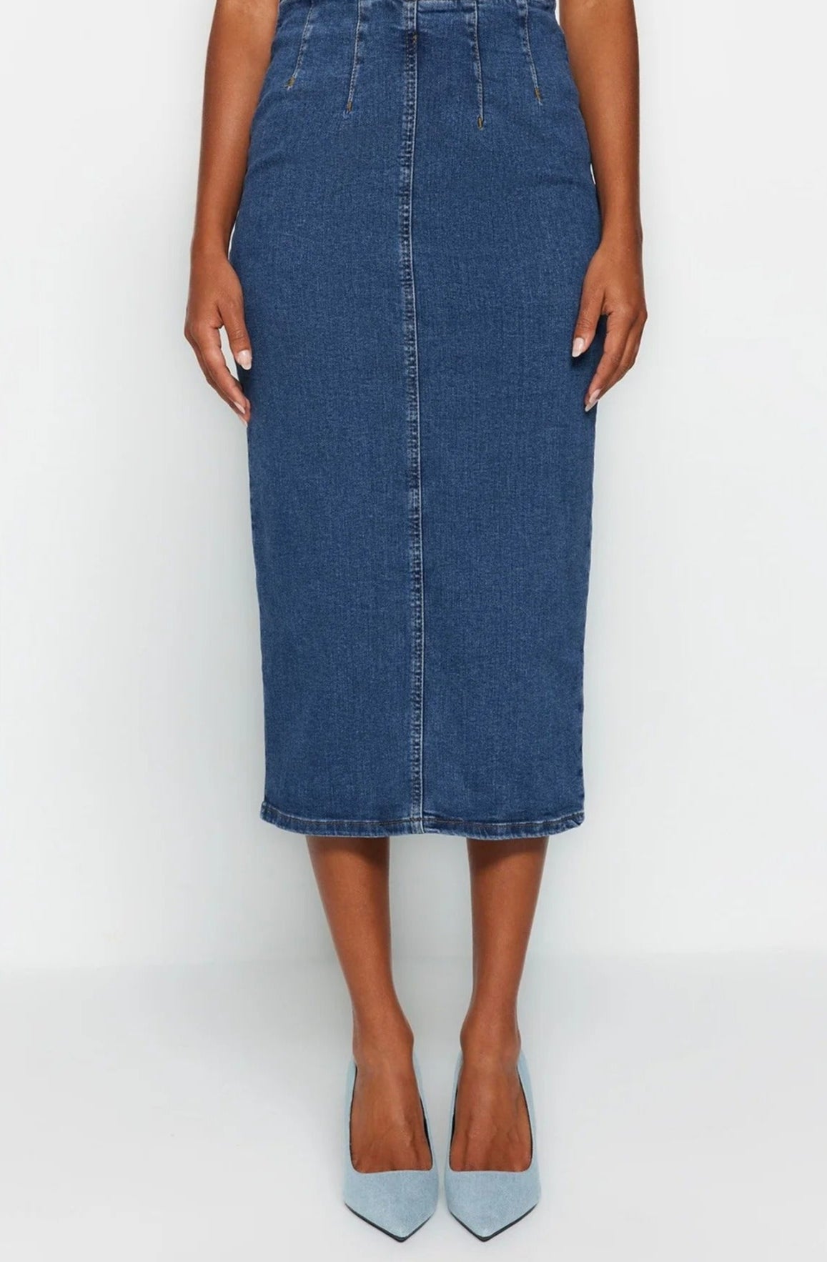 Svart midi denimskjørt med pencil-passform. Trendy og elegant, passer for mange anledninger i kvinnegarderoben.