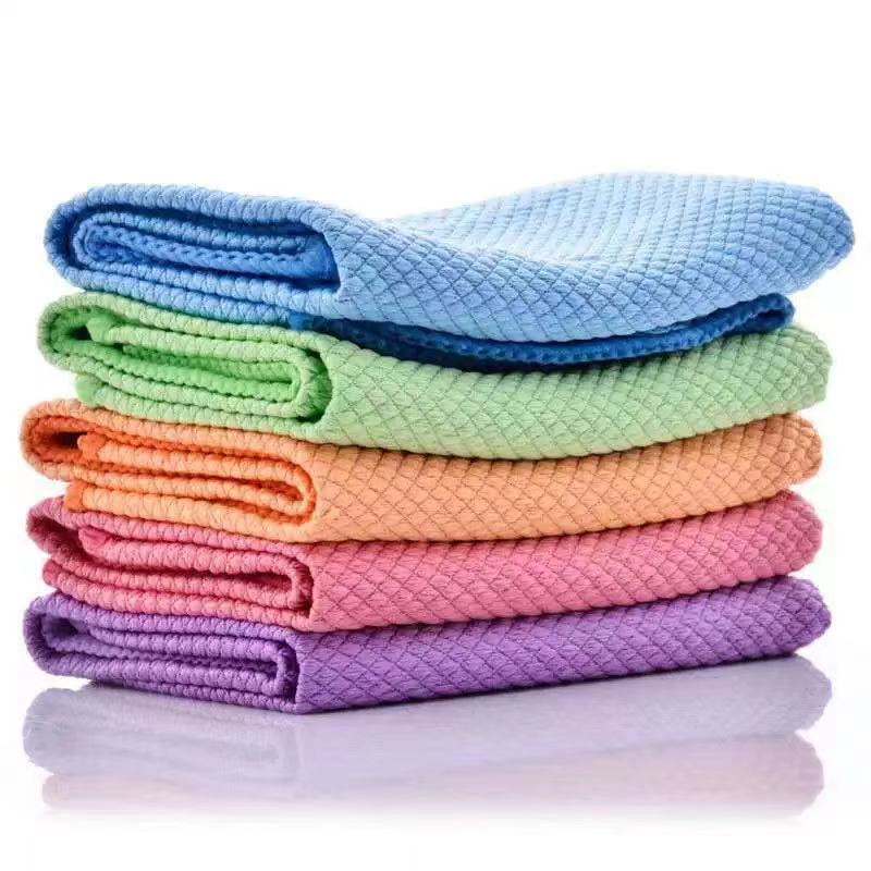 Mikrofiber rengjøringskluter for skinnende rent hjem. Pakke med miljøvennlige, absorberende kluter for husholdning.