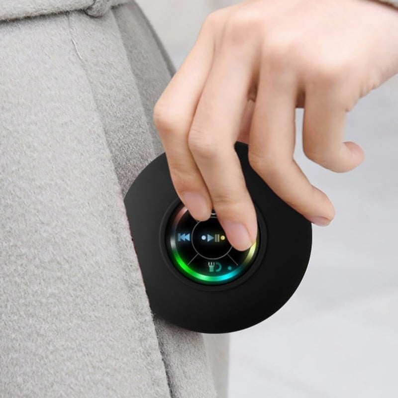 Trådløs mini høyttaler med LED-lys, ideell for musikk i dusjen eller utendørs.