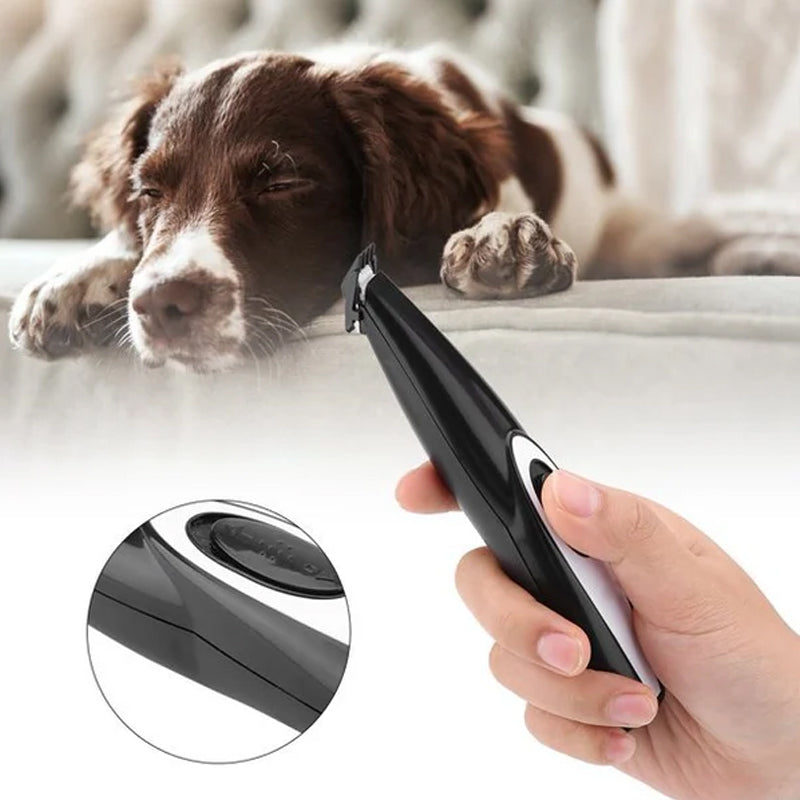 Mini trimmer i bruk på hundepote for skånsom og sikker fjerning av overflødig pels.
