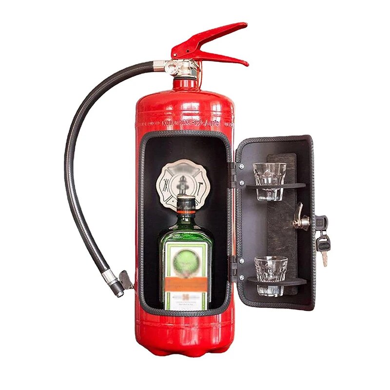 Detailansicht der Feuerlöscher-Minibar mit Flaschen und Gläsern, perfekt für die Einrichtung der Männerhöhle.