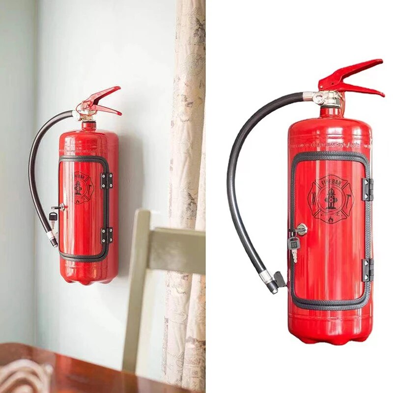 Geöffneter Getränkeschrank in Feuerlöscher-Optik mit Inhalt, eine einzigartige Ergänzung für die Hausbar.