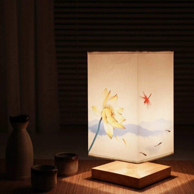 Stilren bordlampe. Kombinerer japansk og skandinavisk design. Skaper stemningsfull belysning for ditt interiør.
