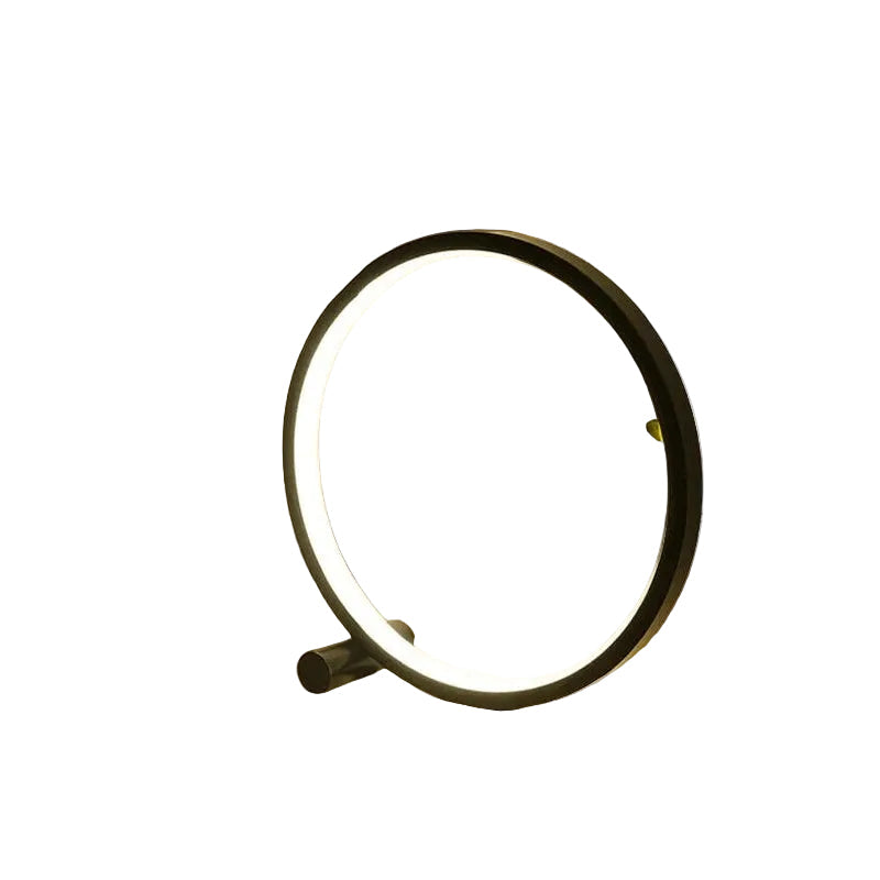 Minimalistisk dimbar bordlampe med LED. Perfekt for moderne interiør og justerbar belysning.