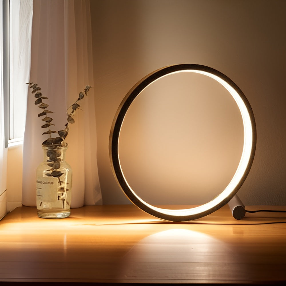 Dimbar bordlampe med berøringskontroll og praktisk USB-strømforsyning for hjemmekontoret.