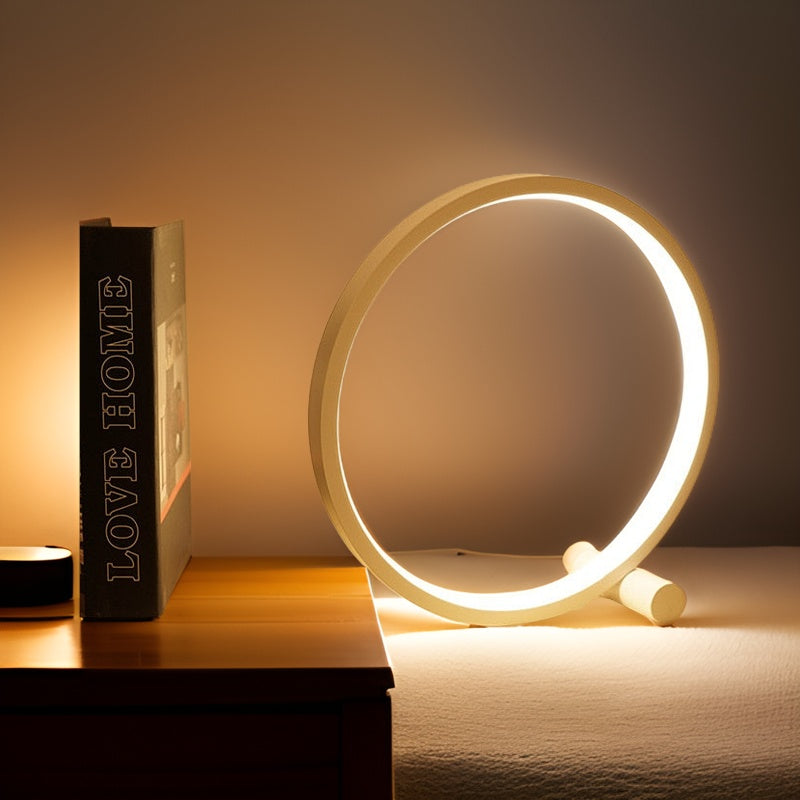 Elegant minimalistisk bordlampe i svart eller hvit, ideell for moderne hjemmeinnredning.