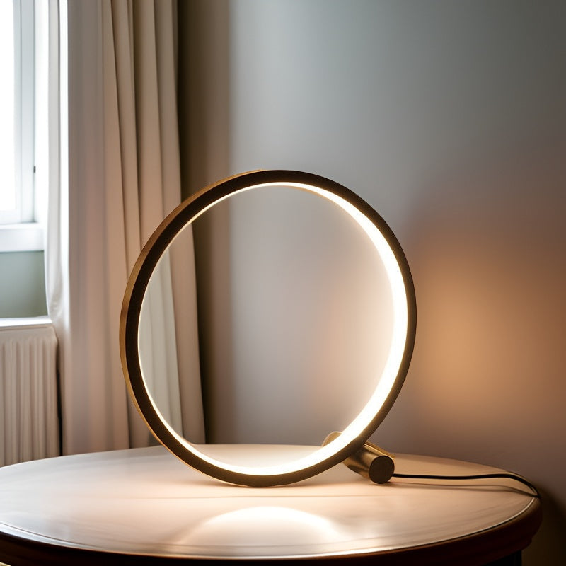 Bordlampe med mykt, dimbart LED-lys som skaper stemning. Perfekt for lesing og avslapning.