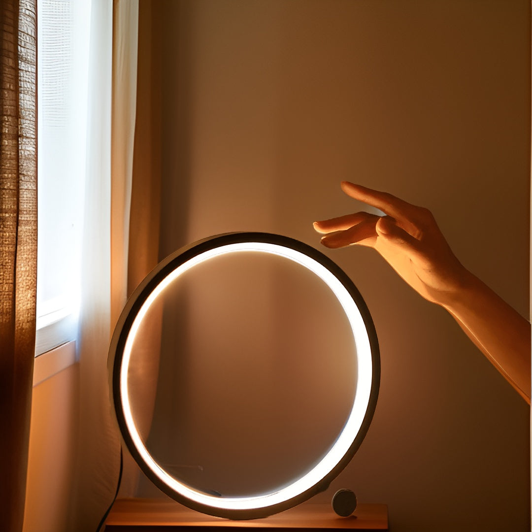 Funksjonell dimbar LED-bordlampe med berøringskontroll og moderne, minimalistisk design.