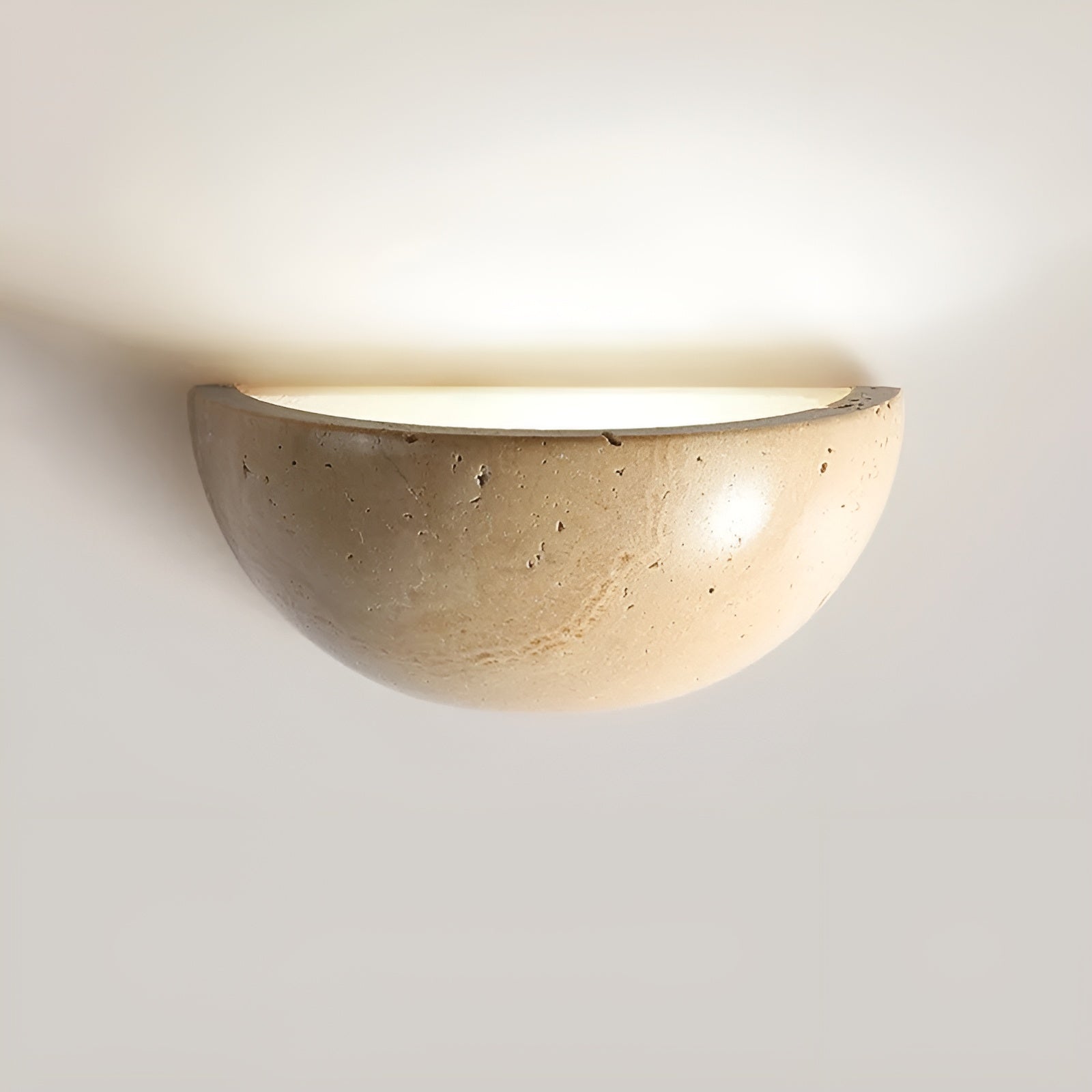 Elegant LED vegglampe, halvsirkelformet, for myk belysning. Ideell for moderne interiør i stue eller soverom.