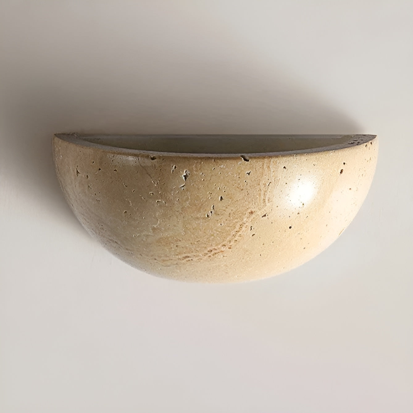 Vegglampe halvsirkel i minimalistisk Wabi-Sabi stil. Skaper rolig LED belysning for et moderne hjem.