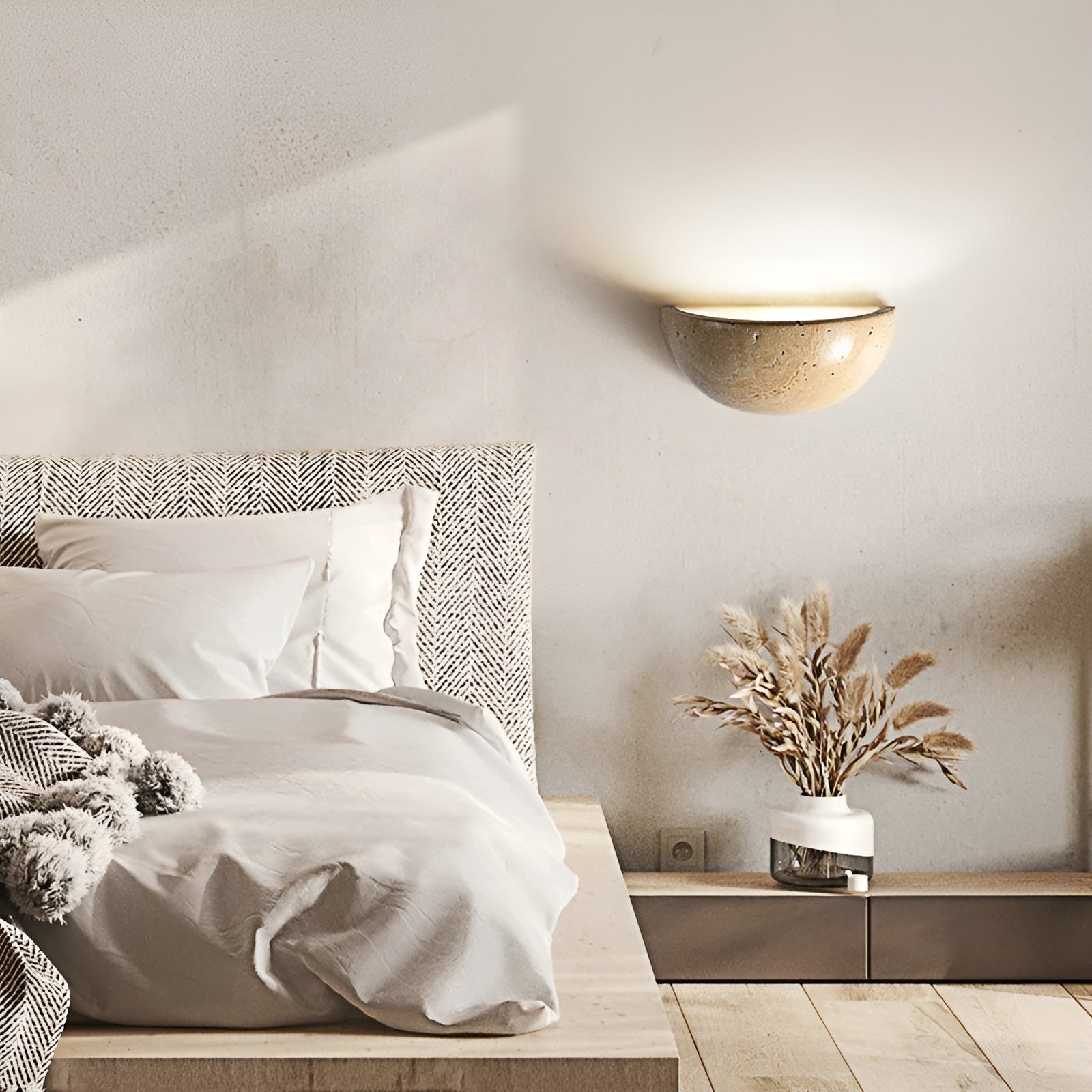 Moderne LED vegglampe med halvsirkel design. Gir minimalistisk og rolig belysning for stuen eller gangen.