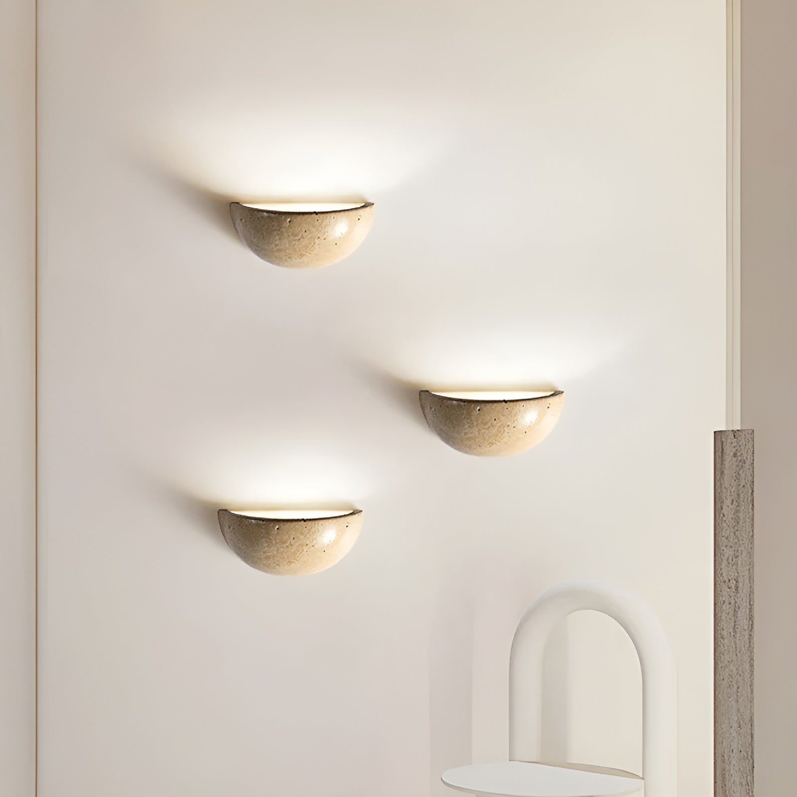Vegglampe i halvsirkelform med minimalistisk LED belysning. Perfekt for et moderne og rolig interiør i stue/soverom.