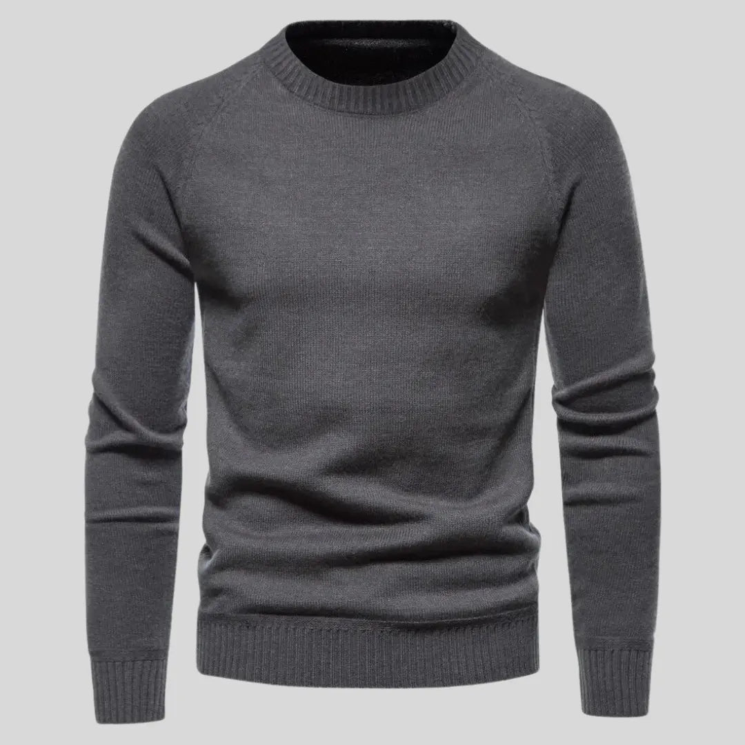 Mørk blå minimalistisk herre trøye. En komfortabel og stilren genser, perfekt for lag-på-lag og hverdagsstil.